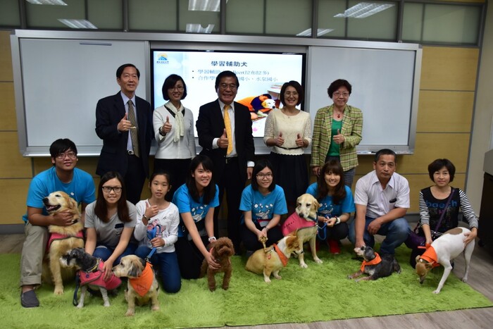 特教中心落成典禮  第一批學習輔助犬及領犬員授證圖片