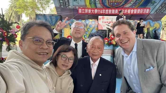 陳永森校長賢伉儷與校友總會張平沼理事長（右二）及美國在台協會高雄分處張子霖分處長（右一）、公益財團法人日本台灣交流協會高雄事務所奧正史所長（中）合影留念圖片