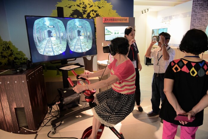 樂齡大學開學 銀髮族開心體驗VR/AR圖片