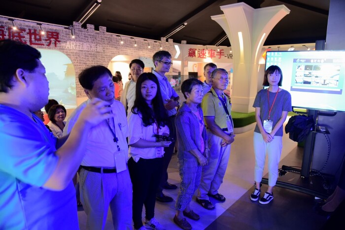 樂齡大學開學 銀髮族開心體驗VR/AR圖片
