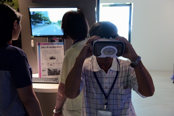 樂齡大學開學 銀髮族開心體驗VR/AR圖片