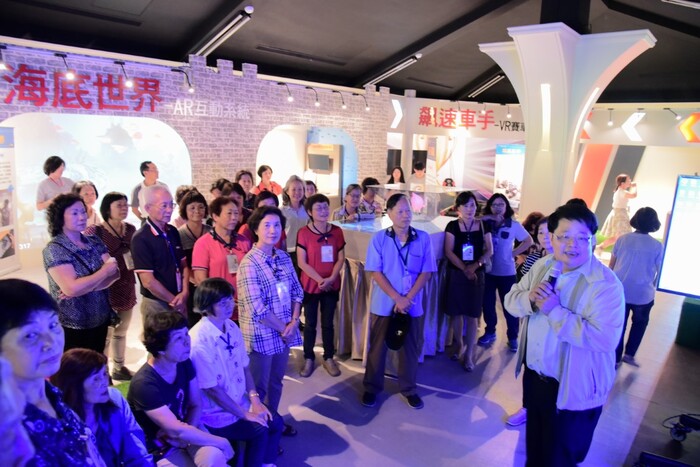 樂齡大學開學 銀髮族開心體驗VR/AR圖片