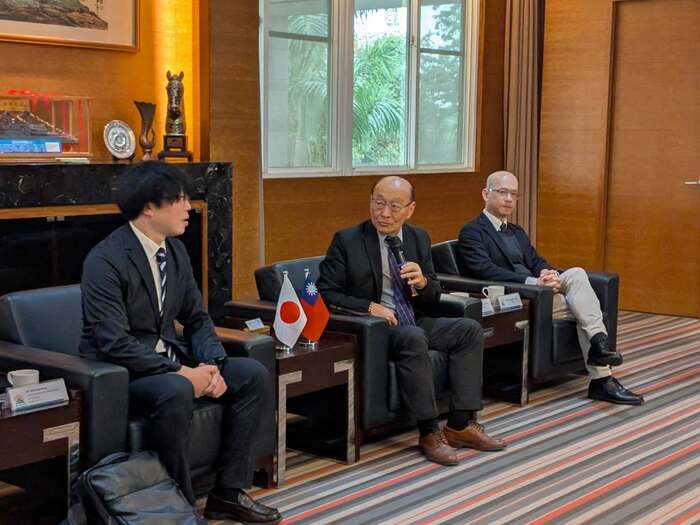 劉英偉行政副校長（中）與陳皇州國際長（右）接見弘前大學代表團圖片