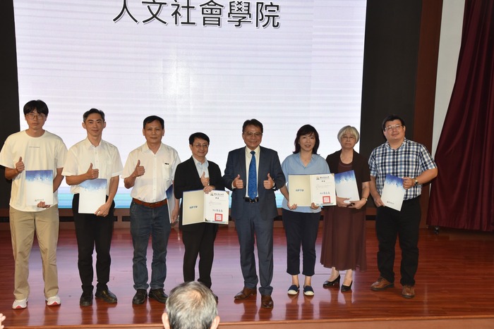陳永森校長與人社院一、二級主管合照圖片