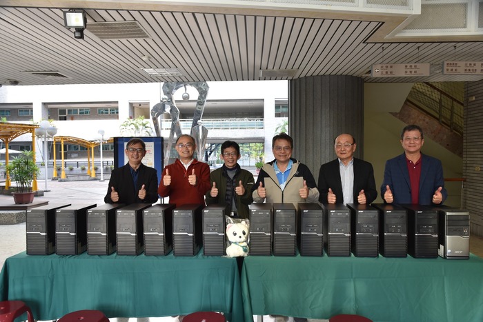 陳永森校長（右三）代表屏大捐贈210部報廢淘汰電腦給科丁聯盟。圖片