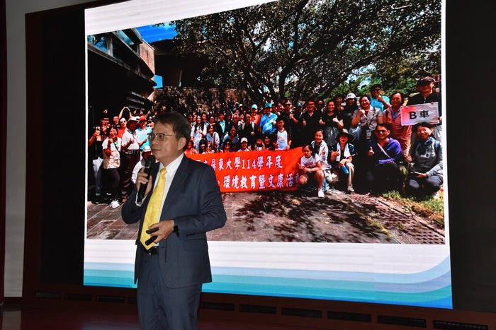 陳校長在續任說明會中向校務代表簡報過去三年的治校成果圖片