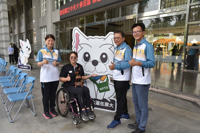 左至右：指導老師龔雅慈、楊伊宸、陳永森校長、體育室林瑞興主任圖片