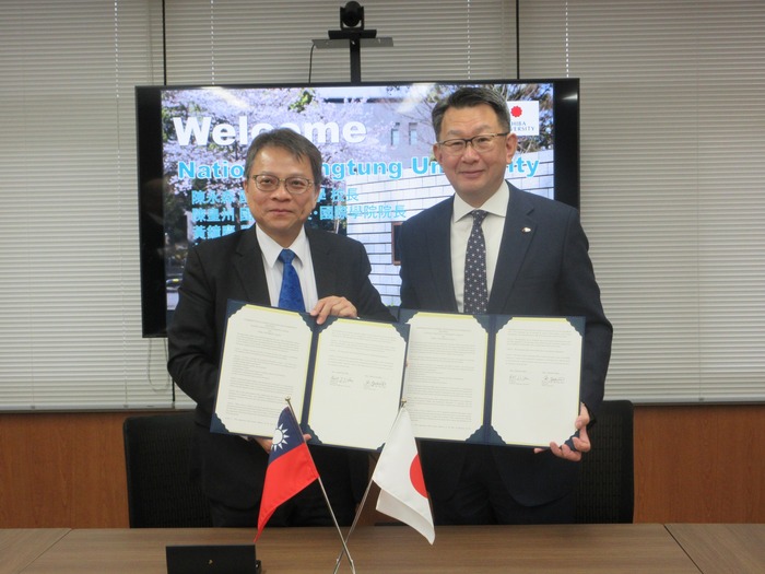 本校陳永森校長（左）與千葉大學舉行MOU簽署儀式，確立姐妹校關係。圖片