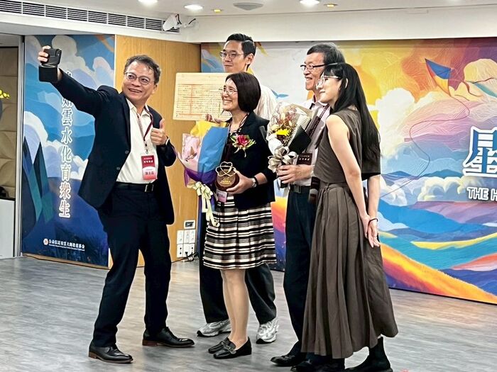 黃玉枝教授（左二）獲頒星雲教育獎！實至名歸。圖片