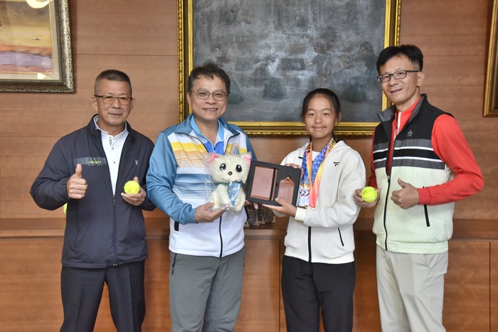 陳永森校長（左二）贈送屏大吉祥物「貝Go」給徐可倢（右二）。圖片