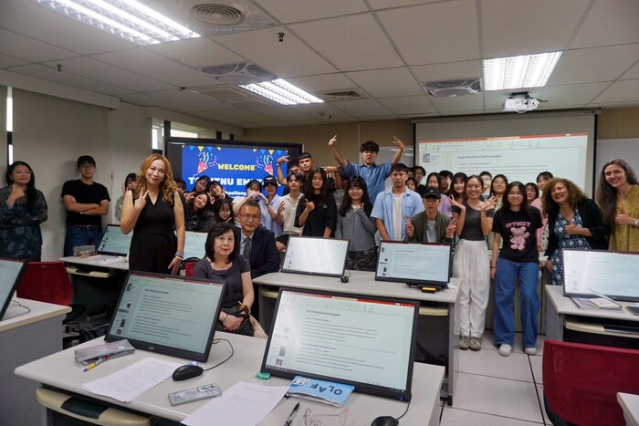 來訪貴賓對應英系同學積極參與課堂互動的表現，深表讚賞。圖片