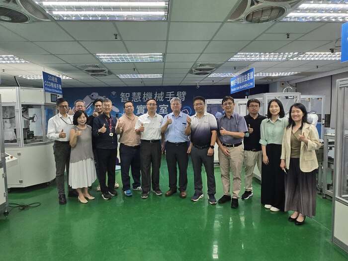 成大團隊參訪本校智慧機械手臂實驗室圖片
