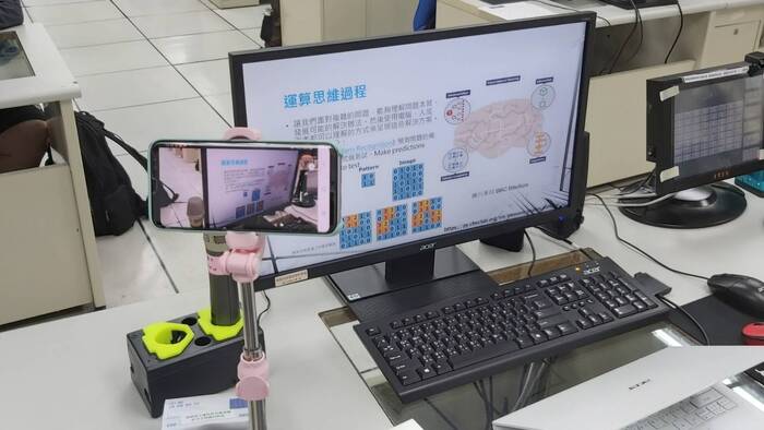 防疫期間安心就學方案  實際模擬線上教學圖片
