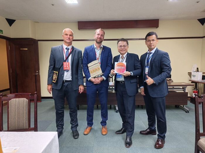 參加臺灣捷克高等教育論壇，與捷克妹校合照圖片
