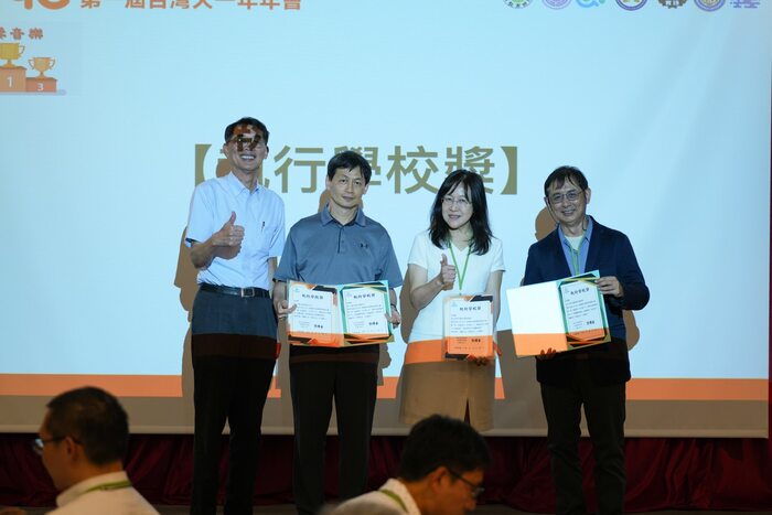 本校施百俊副校長（右一）及歐陽彥晶教務長（右二）代表領獎圖片