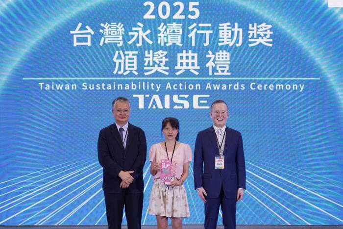 屏大榮獲2025台灣永續行動獎（TSAA） 銅級佳績，由「三師共構永續鄉村教育」計畫團隊陳奕璇老師與郭俊呈博士後研究員代表領獎圖片