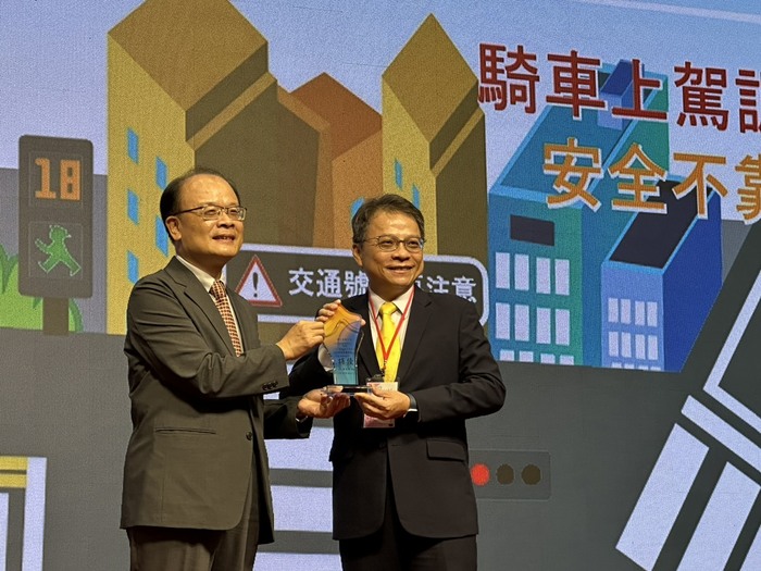 陳永森校長出席交通安全教育績優學校領取「特優」獎圖片