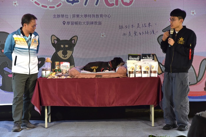 陳永森校長（左）致贈大禮包給退休犬毛毛。圖片