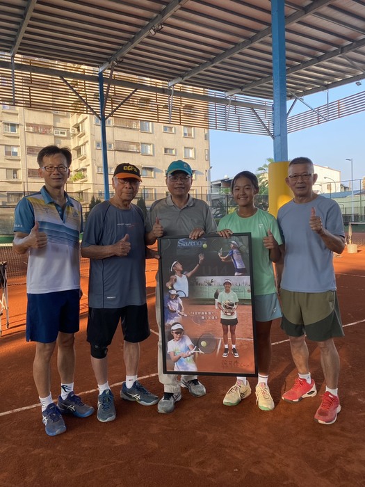 陳永森校長（中）特地到紅土球場為可倢打氣，長期支持鼓勵可倢的中正國小退休校長歐龍興校長（右二），以及本校體育室林瑞興主任（左一）、岳康生物科技陳安仁董事長（右一）也到場關心。圖片