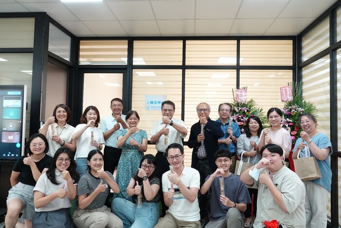 國立屏東大學陳永森校長（左五）與首任中心主任陳麗圓助理教授（左四），偕同校內外專家學者及合作夥伴，共同參與「ｉ自立中心」揭牌儀式。圖片