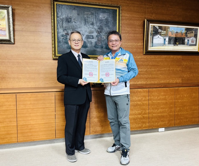 屏基施丞貴副院長（左）致贈感謝狀給陳永森校長（右）圖片