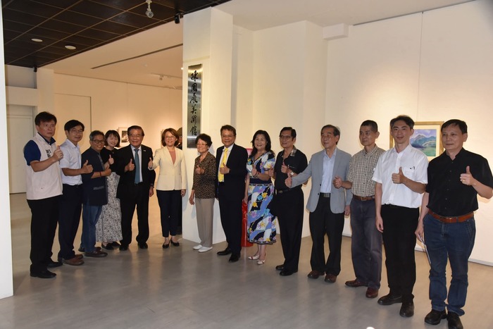 陳國展美術館開幕,校長及與會貴賓合影圖片
