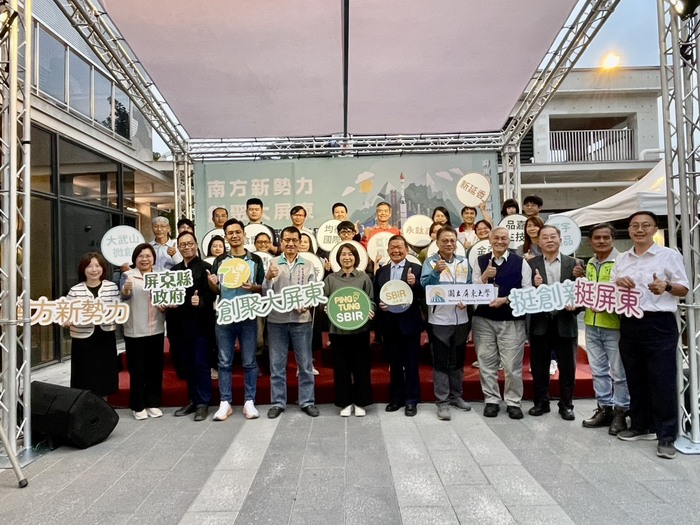 113年屏東縣地方產業創新研發推動計畫（地方型SBIR）成果展開幕式大合照圖片