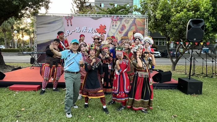 陳永森校長（左一）到場為原專班同學加油打氣圖片