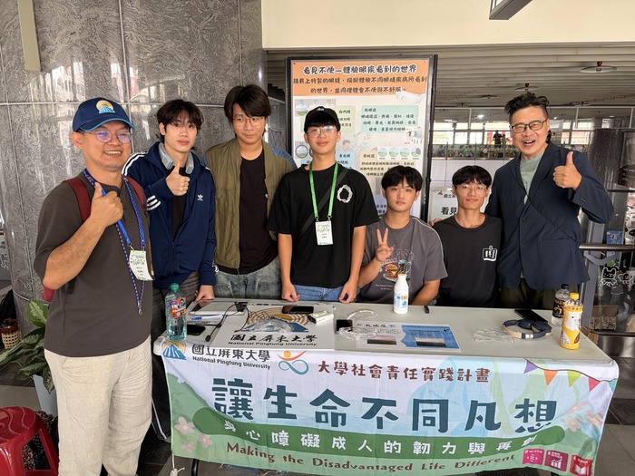 本校由應用化學系張雯惠特聘教授與「讓生命不同凡『想』」USR計畫執行師長科學傳播學系林銘照助理教授(左一)共同參與策展。圖片